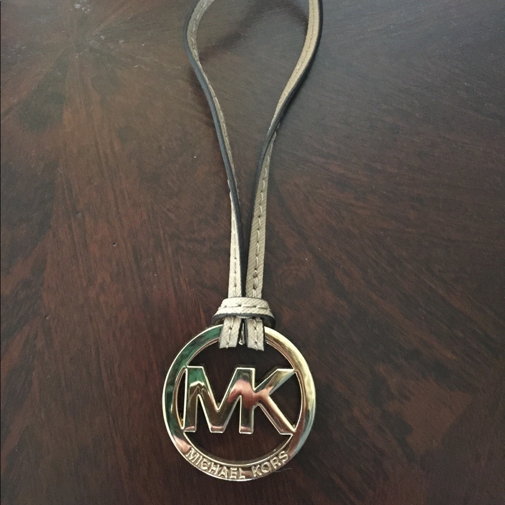 Michael Kors - Hangtag Logo in Gold/Camel